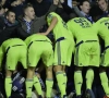 Anderlecht-spelers schrikken zich een hoedje als reclamepaneel bezwijkt
