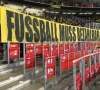 VIDEO: De fans van Borussia Dortmund klagen hoge ticketprijzen op fantastische manier aan 