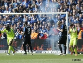 Club-fans ontsieren eigen kampioenenmatch met gigantische voetzoeker: "Shame on you!"