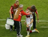 VIDEO: Hilarisch, Schweinsteiger zet Rafinha voor schut
