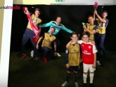 Hilarisch: Arsenalsterren nemen hun fans in de maling bij fotosessie!