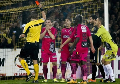 Pechvogel François maakt halve owngoal en krijgt rood: "Kan de ref begrijpen"
