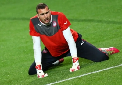 Dit moet haast expres zijn, werd doelman Olympiakos omgekocht?