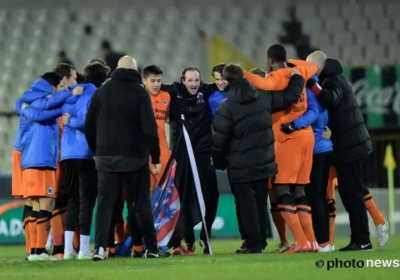 FOTO: Duarte plant blauw-zwarte vlag in middenstip
