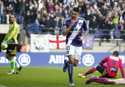 Betrapt! Vrouwelijke Standard-fan likt zoals Mitrovic
