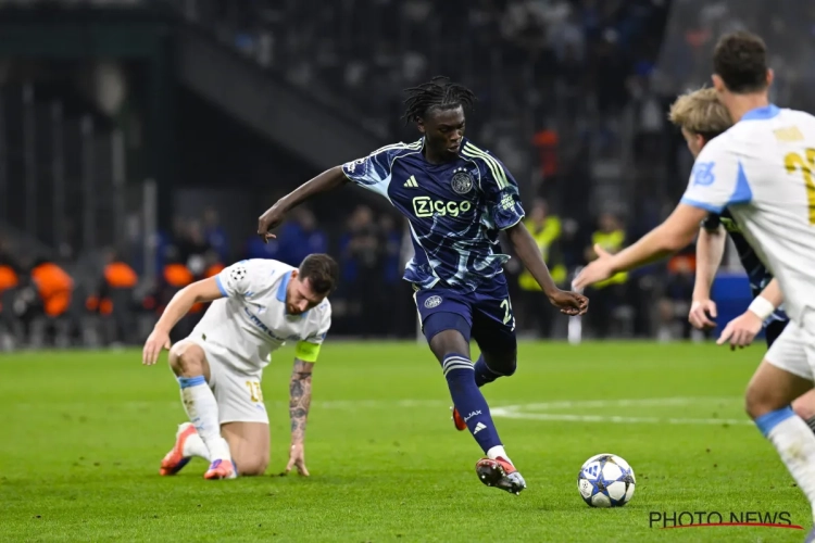 Malgré la défaite de l'Ajax en Ligue des Champions, le néo-Diable Rouge Jorthy Mokio continue de surprendre
