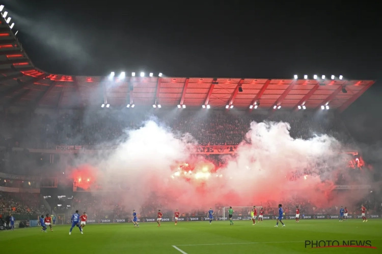 Ze hebben het bij Standard nog niet door: supporter werpt beker op het veld