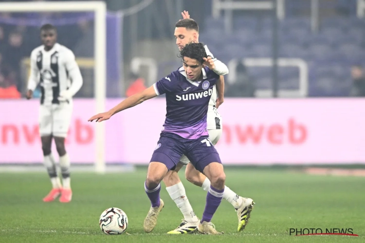 Anderlecht-Charleroi al na 13 minuten stilgelegd na goal van Charleroi en slachtoffer van geworpen fles