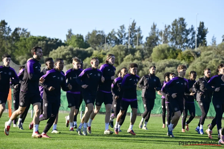 Ver was het niet: oud-speler van Anderlecht bracht tijdens de stage een bezoekje