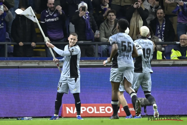 Flauw Anderlecht gaat dankzij strafschop tegen nog veel flauwer Gent naar halve finale beker