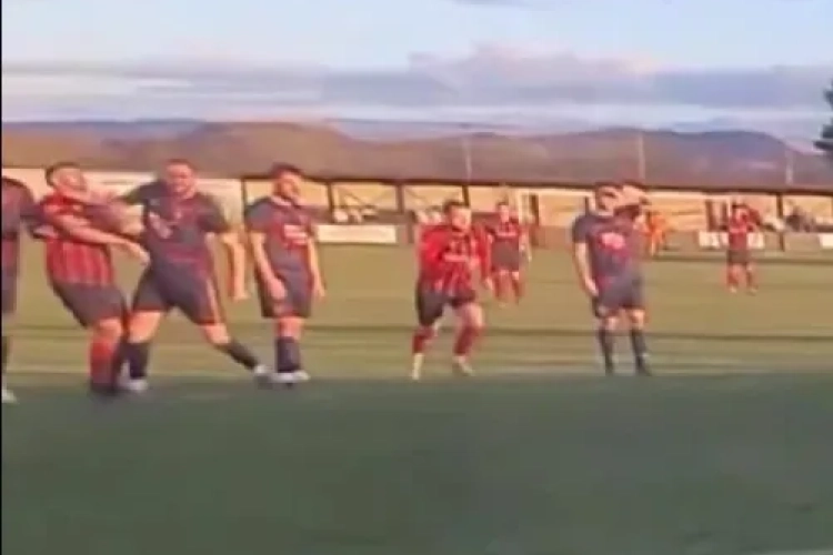 🎥 Amateurvoetballer wordt door politie opgepakt na deze degoutante actie op het veld