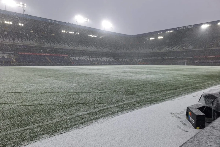 Winterdecor zorgt voor opvallende beelden: zo ziet het veld van Anderlecht er twee uur voor de aftrap uit