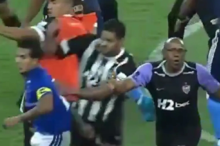 🎥 Nooit eerder gezien! 23 (!) rode en 32 (!) gele kaarten in finale in Brazili&euml;: massale vechtpartij