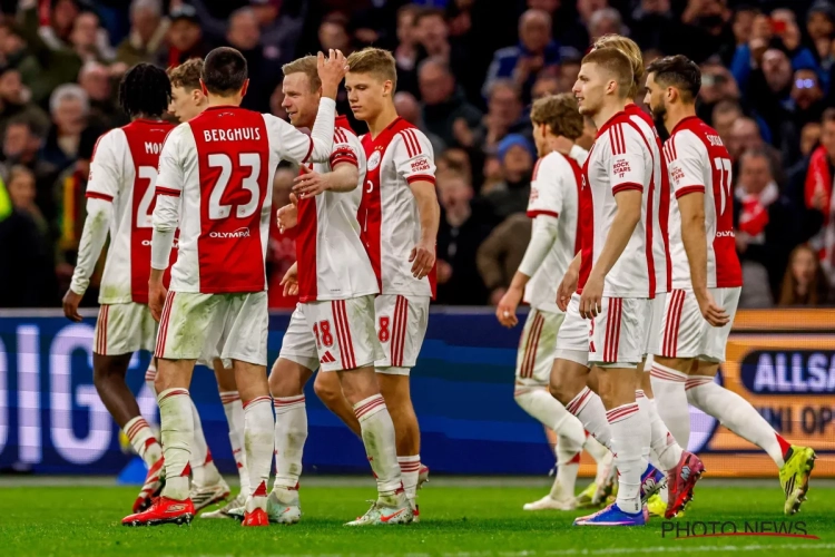 🎥 Hoe gek is dit? Fans van Ajax lopen snelweg op richting spelersbus