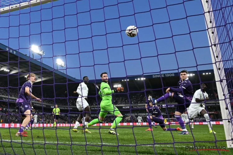 Anderlecht moet La Louvière bedanken: desastreus paars-wit gaat in eigen huis kopje onder tegen Cercle Brugge