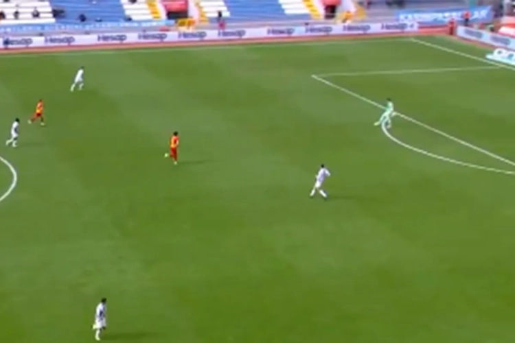 🎥 Puskas-award? Goalie scoort vanop 80 meter! 