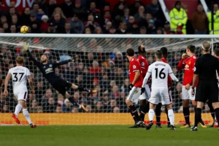 ? Defour kreeg gisteren heel wat complimenten voor zijn magische vrije trap, maar mooiste kwam ongetwijfeld van lyrische ploegmaat