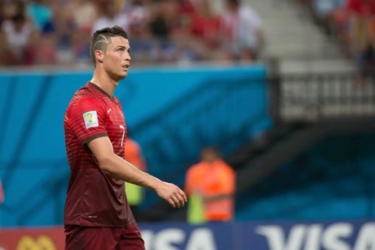 Ronaldo toont hart met kapsel