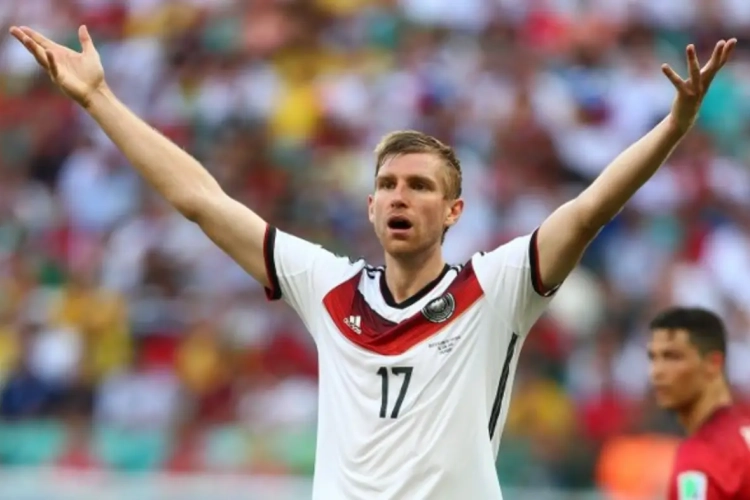 Ook Mertesacker houdt het voor bekeken