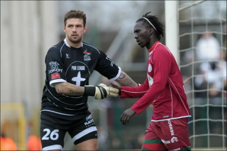 Angstvallig op zoek naar een nieuwe club