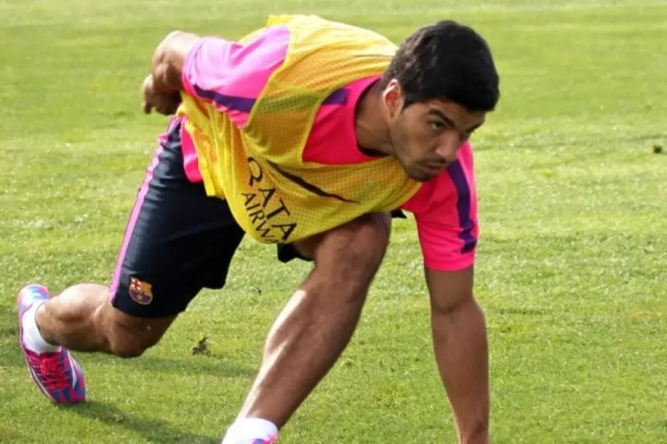 Video: Suarez breekt interview af na vragen over bijten en racisme