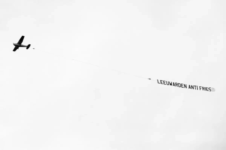 Gluren bij de buren: Na de drone, nu het sportvliegtuigje ... in Friese derby