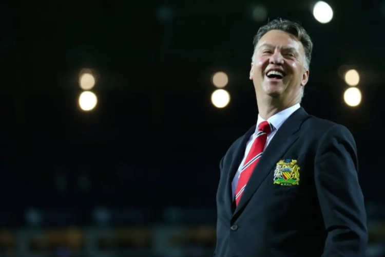 Van Gaal huurt team in om... drones weg te houden