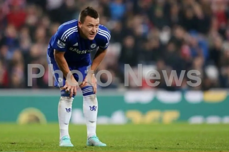 VIDEO: Terry traint neus voor doelpunten tegen... zevenjarigen
