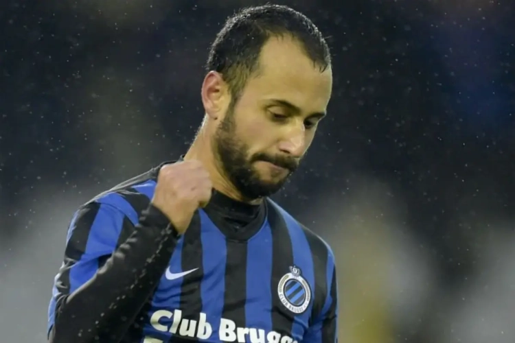 De fluwelen baltoets van blauw-zwart is terug