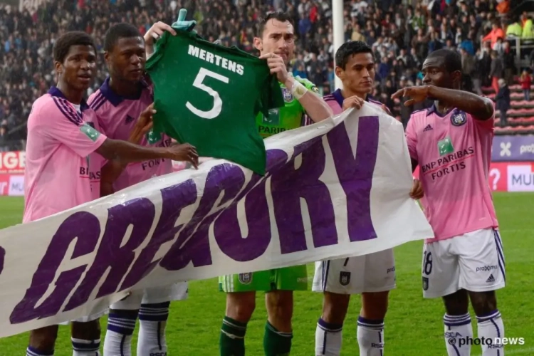 Anderlecht eert Mertens, Vanden Borre strikt veters tijdens minuut applaus