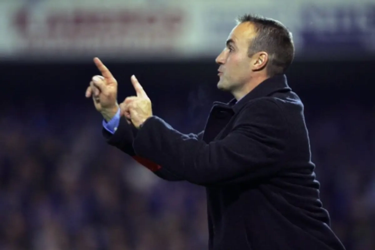 Jeugdtrainer zaagt niet aan de stoelpoten van Dury: "Cafépraat in het kwadraat"