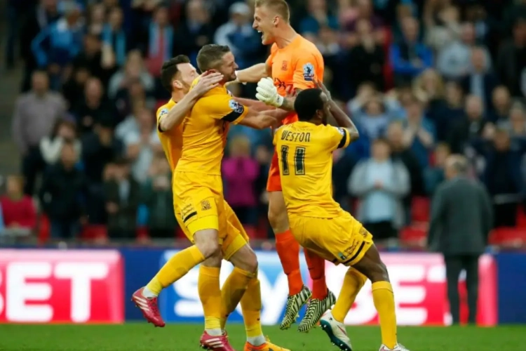 VIDEO: Fans keren op stappen terug na dramatisch slot op Wembley